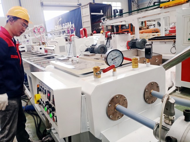 一出二pvc穿線管生產線試機與pvc仿大理石板生產線裝柜發貨同時進行中。。。。。。