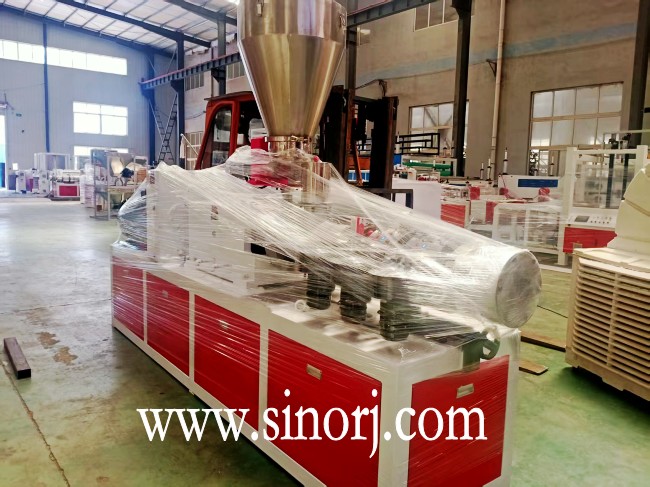 三套PVC WPC型材生產機器已交付至非洲